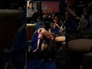 【女子プロレス】場外でバックブリーカーを炸裂させてエプロンからヒップドロップ発射【香藤満月】【ワールド女子プロレス・DIANA】#玉川ボール #shorts